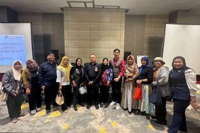 Penyerahan penghargaan LKP Nomer 1 Pengembangan Kursus Daring kepada Bina Insani di Arosa Hotel Jakarta