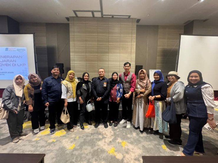 Penyerahan penghargaan LKP Nomer 1 Pengembangan Kursus Daring kepada Bina Insani di Arosa Hotel Jakarta